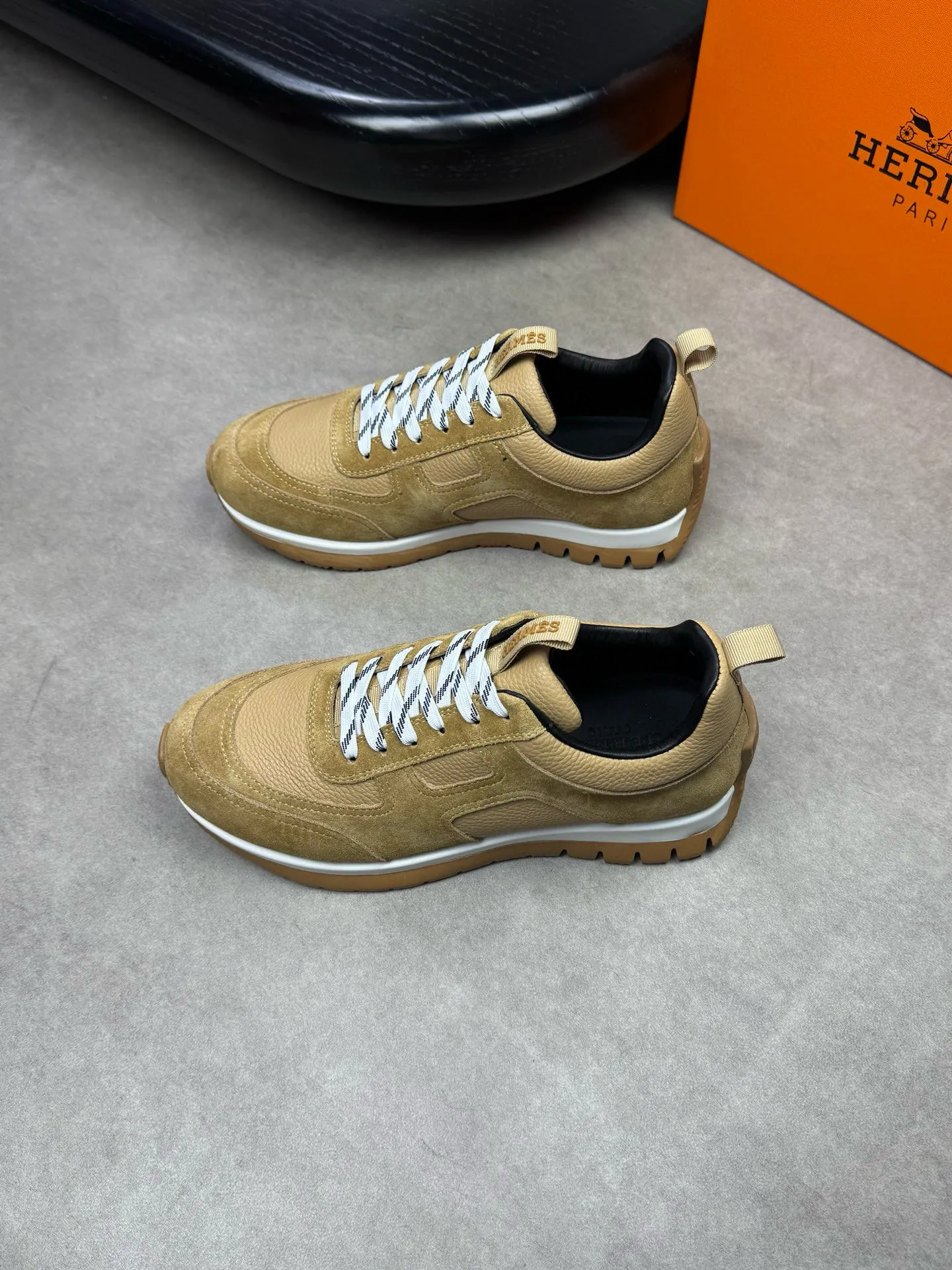 [HERMES] Hermes men's shoes 💰: 800💰 - High-end quality original items 🔍🔍🔍 casual sports shoes - Upper: 🔝 pebbled calfskin, suede calfskin, shoe body forged ´H´ totem, tongue webbing injection molded brand logo - Lining: brand canvas, foot pads; water-dyed cowhide -Outsole: Ultra-light T men's shoes 💰U foam; two-color molded outsole -Ultra-high quality control and fine workmanship: highlighted (high-end, extravagance, grade) -Size: 38-44 (45, can be customized)